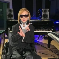 YOSHIKI、3度目の頸椎手術後初の生放送に車椅子で登場 ファンミ中に体調急変で途中退席