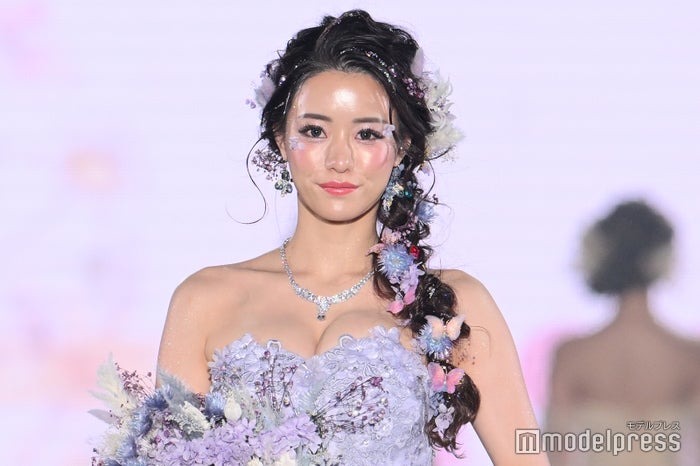 日韓ミックス美女キャバ嬢・ルナ、可憐さ際立つドレス姿＆ヘアアレンジ