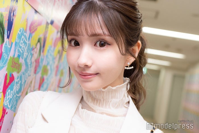キャバ嬢から社長に転身”ひめか、派手髪×貴重なビキニ姿で美