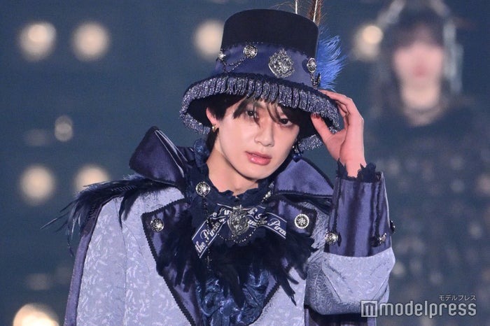 BUDDiiS小川史記、紫マントでダークな雰囲気 舌ペロに歓声【関