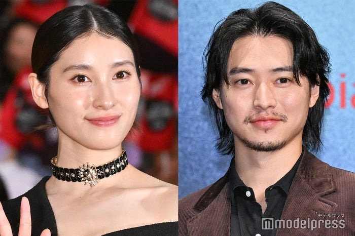 左から土屋太鳳、山崎賢人。山崎のクランクアップを記念する