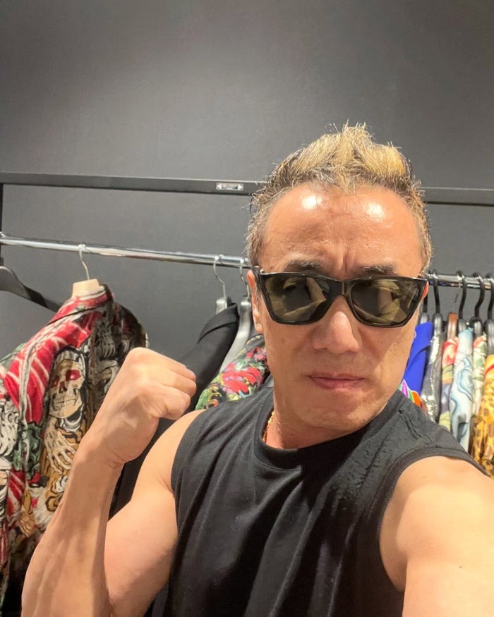 長渕剛、孫と戯れる顔出し家族写真に反響「世界一ロックなグランパ