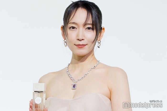 吉岡里帆、総額6000万円超えジュエリー輝くデコルテ見せドレスで登場