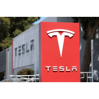 米テスラ、純利益7倍超
