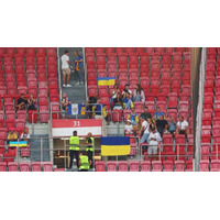 ウクライナにサッカーが戻る…”最前線で生き残った”選手たち、国歌に涙