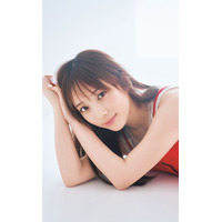 乃木坂46与田祐希、素肌際立つノースリーブ姿でオフショット感