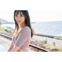 日向坂46小坂菜緒、“絶景スポット”で彼女感たっぷり 先行カット公開<TRIANGLE magazine 02>