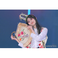 齋藤飛鳥、バッグから笑顔チラリ 可愛らしい仕草にキュン【TGC 2024 S／S】