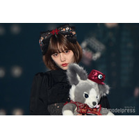 島崎遥香、儚げメイクで“リアルドール”に 世界観引き込む表情で魅了【関西コレクション 2024 S／S】