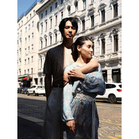 GENERATIONS片寄涼太、妻・土屋太鳳をバックハグ 家族と訪れたミラノは「とても意味のある大切な時間」