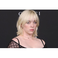 ビリー・アイリッシュ、ビキニ姿でプール満喫 豪華顔ぶれに反響続々「すごいメンバー」「まるでアート作品」