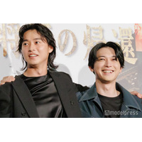 山崎賢人＆吉沢亮、“撮影タイム終了後”も笑顔で肩組み 司会からツッコミ飛ぶ【キングダム 大将軍の帰還】