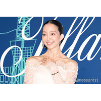 松島花、ハワイで夫とハグ ウエディングフォトに「憧れの結婚式」「映画のワンシーンみたい」と反響