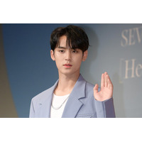 SEVENTEENミンギュ、母親と寄り添う2ショット披露で「親子揃って背が高い」の声