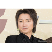 藤原竜也、ハイヒール＆巨大な羽を身につけ次々ポーズ「履きこなしててすごい」「プロ」の声