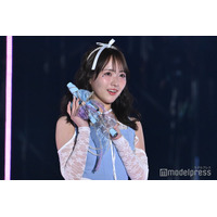 STU48石田千穂、美肩ラインが眩しいペンライトカラードレス【IDOL RUNWAY COLLECTION 2025】