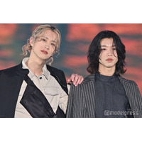 もーりーしゅーと、綺麗めコーデで雰囲気ガラリ もーりーはツインお団子ヘア【GirlsAward 2025SS】