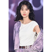 山下美月「ガルアワ」トップバッター務める ウェーブヘアで印象チェンジ【GirlsAward 2025SS】