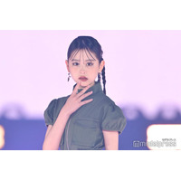 カジサック長女・梶原叶渚、跳ね上げライン×ストーンメイクが大人っぽい【GirlsAward 2025SS】