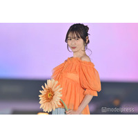 「おむすび」で話題・岡本夏美、肩出しトップスから美デコルテ披露 オレンジで統一感【GirlsAward 2025SS】