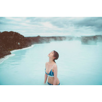 長濱ねる、ほっそり美ボディ際立つ水着姿を披露！アイスランドの「ブルーラグーン」で開放的に
