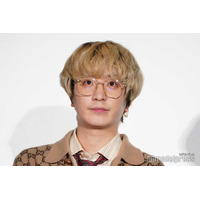 セカオワFukase、電車で赤ちゃん抱っこするオフショット公開「素敵なパパ感半端ない」「優しさが滲み出てる」の声