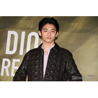 冨永愛の息子・章胤、初ミラノランウェイで圧巻美脚披露「スタイル抜群」「着こなせるのがすごい」と反響