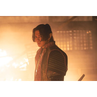 吉沢亮、堤真一に膝枕・眞栄田郷敦は炎の中で苦悩の表情 映画「バババ」独占場面写真解禁