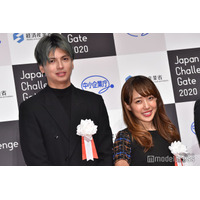 川崎希、第3子出産発表 夫・アレクサンダーとの3ショットで報告「お産が思っていたより早く進んでいて」