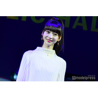 第1子妊娠中の元NGT48荻野由佳、ノースリーブ赤ワンピでふっくらお腹際立つ「大きくなってる」「綺麗」