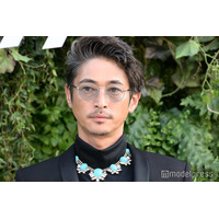 PINKY、夫・窪塚洋介と長女のキスショット公開 家族旅行満喫の様子に「かっこいいパパ」「溺愛ぶりすごい」と反響