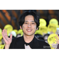 二宮和也ら“全長88m”イエローカーペットで異変探しに挑戦 ファンサービスで観客沸かす【８番出口】