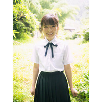 乃木坂46小川彩、“夏”の儚さ＆透明感強調 制服姿で青春グラビア