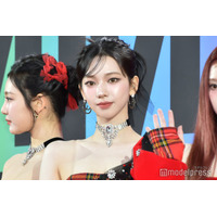 aespaカリナ、Tシャツから美くびれチラリ「二度見した」「ラインがすごい」