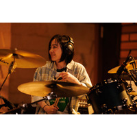 佐藤健が抜擢“TENBLANKのドラマー”宮崎優が話題 ドラム演奏姿・重要シーンの場面写真到着【グラスハート】