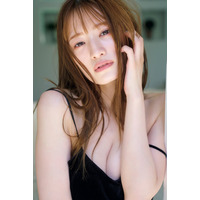 中田花奈、美バスト溢れるキャミソール姿「週刊FLASH」表紙登場