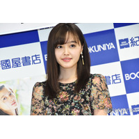 元モー娘。久住小春、膝上キャミワンピで大胆肌見せ 旅行満喫ショットに「絵になる」「開放的」の声