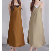 【ユニクロ】深みカラーのとろみワンピ。秋まで映えるキレイめサテンは今が買い【40代の毎日コーデ】