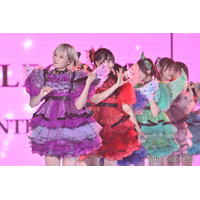 CANDY TUNE、“特別衣装”でデビュー曲＆TikTokバズ「倍倍FIGHT！」連続披露 可愛らしい仕草に釘付け【TGC2025A/W】