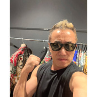 長渕剛、孫と戯れる顔出し家族写真に反響「世界一ロックなグランパ」「最高のFamily」長男WATARUが公開