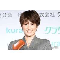 吉瀬美智子、大胆ショーパン姿で美脚披露「脚長すぎてびっくり」「透明感が素敵」と反響