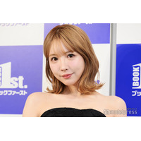 三上悠亜、膝上ミニスカ＆ファーニットコーデ披露「細見えする」