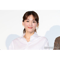 綾瀬はるか、レザーコーデで美脚披露「美しさの塊」「スタイル良すぎ」反響殺到