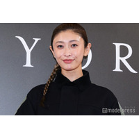 山田優、個性派セットアップで美脚スラリ 夫・小栗旬とのエピソード明かす「2人で違う階でお買い物ができたり」