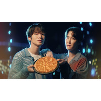 Snow Man深澤辰哉&渡辺翔太、新CMで“うっとり”初体験 定番餃子は「ラウールみたい」