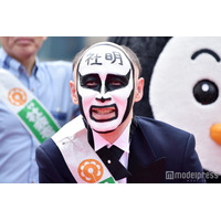 鉄拳、父親を顔出し公開 源田壮亮選手らとの記念ショットに「本当に嬉しそう」「親子で輪郭がそっくり」の声
