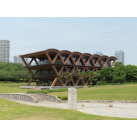 横浜の新ランドマーク「横浜ティンバーワーフ」木を纏うアートな建築&話題のグルメ店にも注目