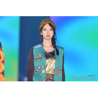 日向坂46金村美玖、個性派コーデでクールなランウェイ 笑顔とのギャップも【ガルアワ2025AW】
