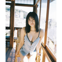 頓知気さきな、美谷間＆太ももが眩しいキャミソールSHOT披露！ナチュラルな表情で魅せる