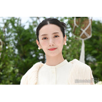 波瑠、美脚際立つスーツ姿「フェイクマミー」入学式ショットに反響続々
